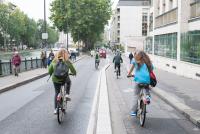 ciclistas nas ruas de Paris