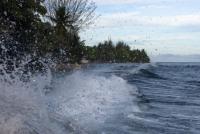 Ondas quebrando em um atol nas Ilhas Marshall (Foto: Elizabeth Kate Switaj/Flickr)