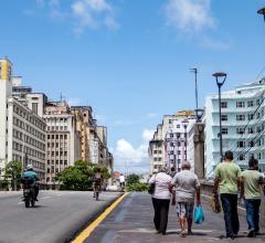 Pessoas caminham em Recife
