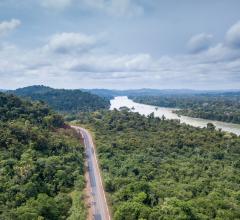 Vista aérea da floresta entrecortada pela BR 163 e o rio Jamanxim