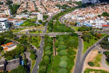 vista aérea de Campinas, com área verde e prédios