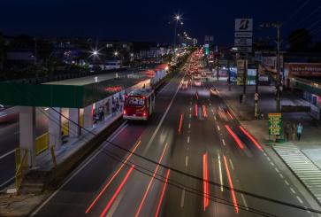 imagem noturna de rua com carros em alta velocidade