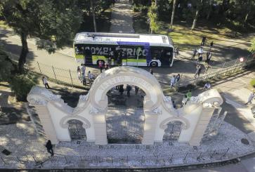 ônibus elétrico em frente a um monumento