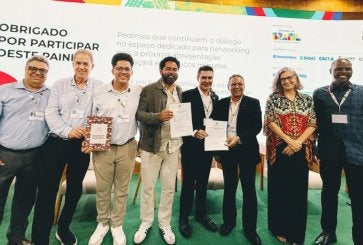 pessoas em palco tirando foto