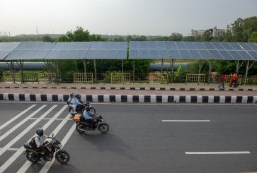 paineis solares em rua na índia