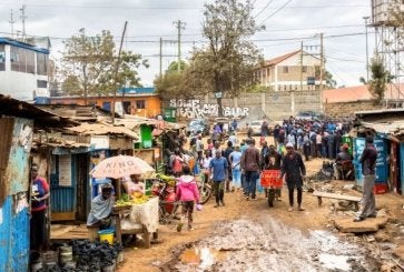 Kibera, na periferia de Nairóbi, no Quênia, é um dos maiores assentamentos informais da África. 