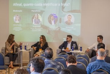 pessoas assistem apresentação