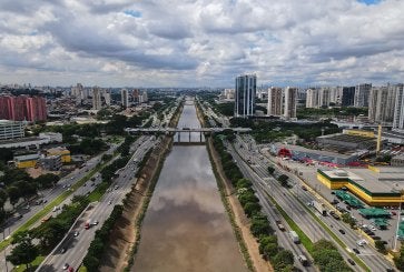 Vista aérea de São Paulo, destacando o canal e o horizonte da cidade em um dia nublado / Imagem: pexels/lpbarretojpg