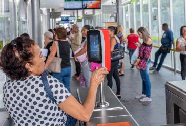 mulher passando cartão em catraca do BRT em Belo Horizonte