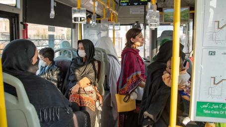 pessoas em ônibus de transporte coletivo no Paquistão