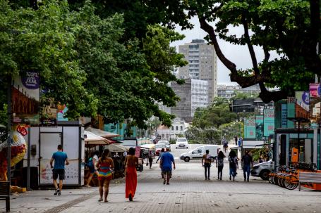 Av. Rio Branco, no coração do Bairro do Recife, inaugurada como exclusiva para pedestres em 2017. 