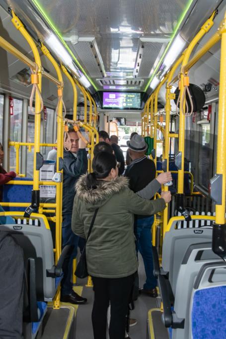 Passageiros em ônibus elétrico em Curitiba
