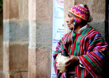 Pessoa vestindo roupas tradicionais.