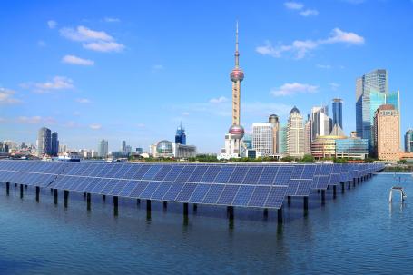 painéis solares em Shangai, China, dentro da água