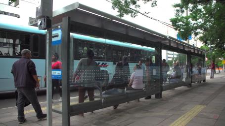 ônibus parado em ponto de ônibus