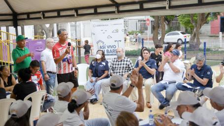 Encontro da comunidade em um parque de Barranquilla para participar do planejamento do bairro