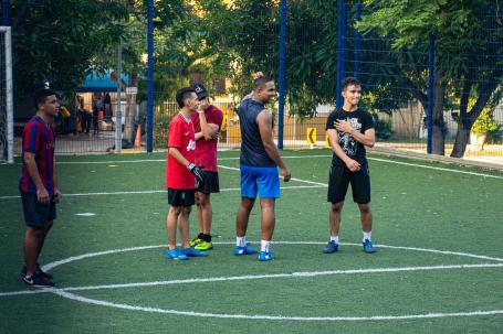Jogadores fazem um intervalo em uma partida de futebol no Parque Sagrado Corazon em Barranquilla
