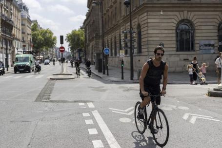 homem pedala bicicleta em Paris