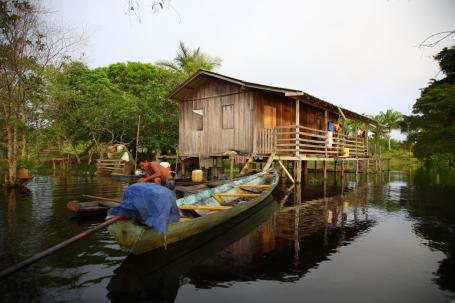 Casa flutuante de uma família indígena no Rio Amazonas, no Brasil.