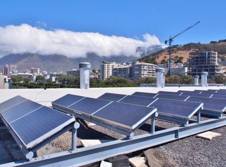 Painéis solares em um terraço na Cidade do Cabo, na África do Sul. 