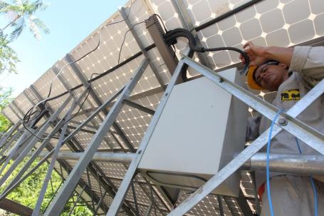 Técnico realiza manutenção em instalação de painel solar no Pará. Esse tipo de energia tem grande potencial para uma economia de baixo carbono na Amazônia