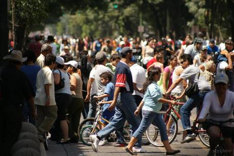 Pedestres e ciclistas aproveitam as ruas abertas pelo programa Via RecreActiva em Guadalajara, México