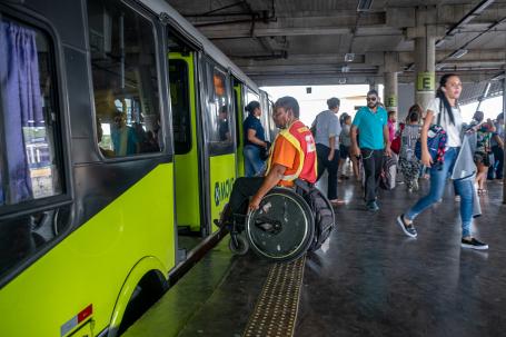 homem em cadeira de rodas embarcando em ônibus