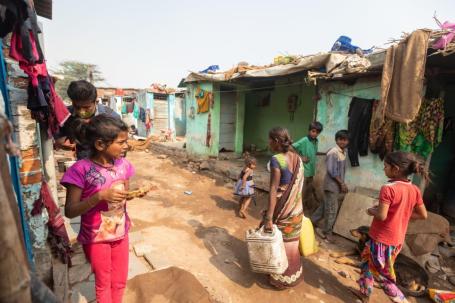 crianças e mulher em um assentamento precário em Ahmedabad