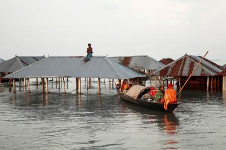 Casas inundadas após chuvas extremas em Bangladesh