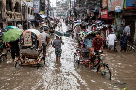 Em agosto de 2023, chuvas intensas inundaram as ruas de Chittagong, em Bangladesh. 