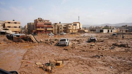 imagem mostra estrago causado pelas As inundações em Derna, na Líbia, em setembro de 2023, que tiraram a vida de milhares de pessoas.