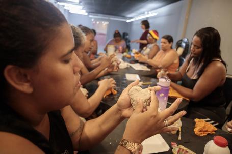 mulheres em curso de artesanato promovido pela aliança pelo centro do recife