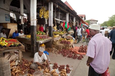 pessoas reunidas em uma feira de alimentos na Tanzânia
