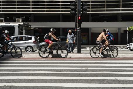 ciclistas esperam sinal verde em cruzamento em são paulo