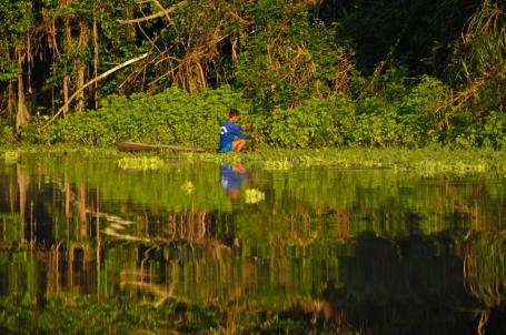 Um morador local pesca na Reserva Natural Pacaya-Samiria, na floresta amazônica do Peru