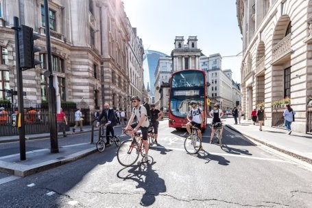 Imagem mostra ciclistas em londres