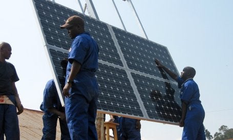 Homens instalam painel solar em Hopital de Ruanda