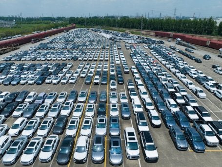 Carros elétricos à venda em um pátio na China. O aumento do uso de VEs no mundo todo resultará em um volume substancial de baterias que precisarão ser destinadas de forma apropriada após o uso para evitar riscos à saúde e ao meio ambiente. 
