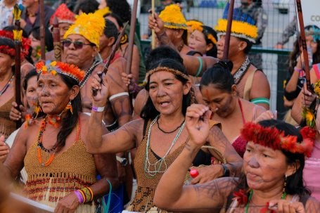 Pessoas do povo indígena Munduruku, da região amazônica, realizaram uma manifestação do lado de fora da COP30