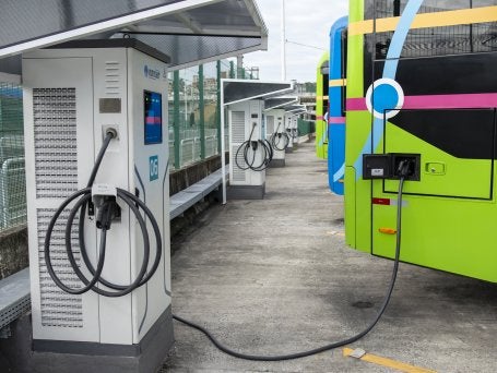 Ônibus elétrico carregando