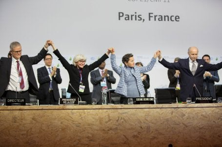 Líderes celebram a adoção do Acordo de Paris em 2015 