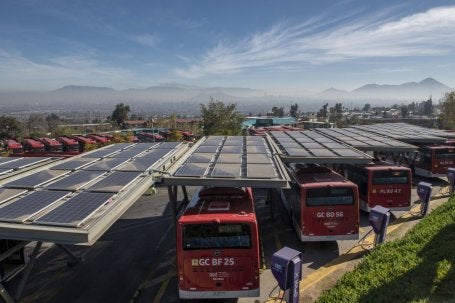 Ônibus urbanos elétricos carregando em Santiago, Chile. 