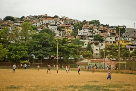O Morro do Papagaio, em Belo Horizonte, é uma área especialmente vulnerável durante ondas de calor intenso. A alta densidade das moradias e o acesso limitado a ventilação e ar condicionado ampliam o risco para os moradores. 