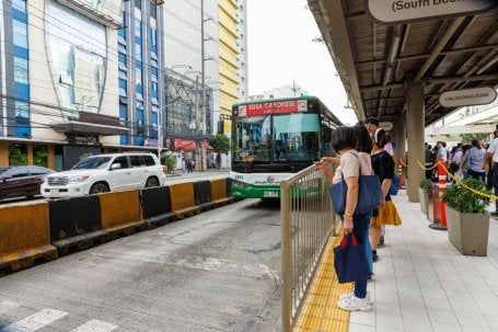 Em Manila, apenas 6% dos habitantes possuem veículos particulares. Os demais dependem de caminhadas ou do transporte público.