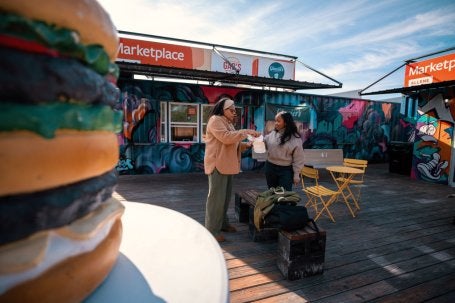Clientes do Good As Burgers, restaurante que opera por meio do programa Atlanta Beltline Marketplace. 