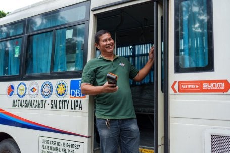 Reformas apoiadas pela coalizão melhoraram as condições de trabalho e a remuneração de milhares de trabalhadores do sistema de transporte de Manila.
