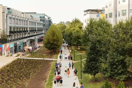 Pessoas caminham ao longo da Atlanta Beltline em meio a novos empreendimentos e áreas verdes restauradas. 