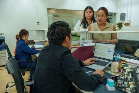 Membros da coalizão constroem relações com servidores públicos para garantir continuidade do trabalho mesmo em meio a transições de liderança.
