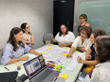mulheres reunidas conversando sobre planta baixa