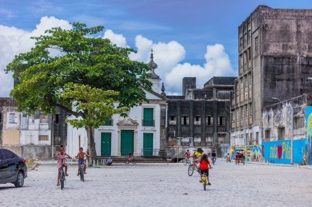 crianças brincando em praça
